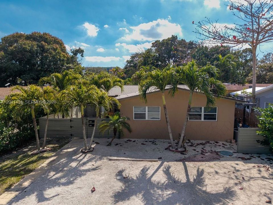 For Rent: $2,350 (2 beds, 1 baths, 890 Square Feet)