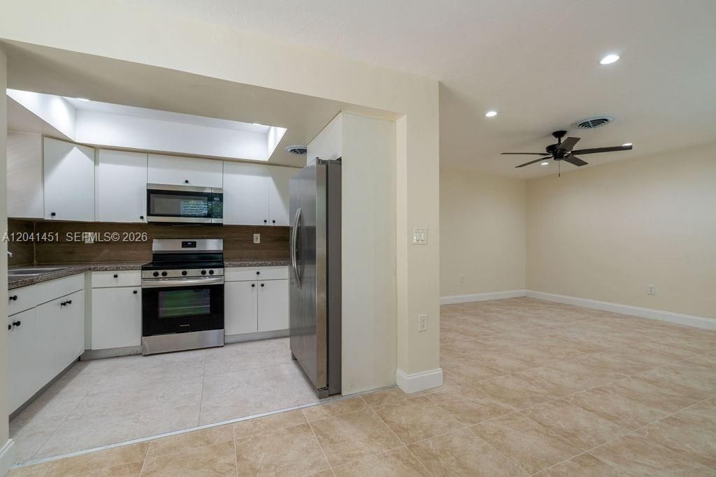 For Rent: $2,350 (2 beds, 1 baths, 890 Square Feet)