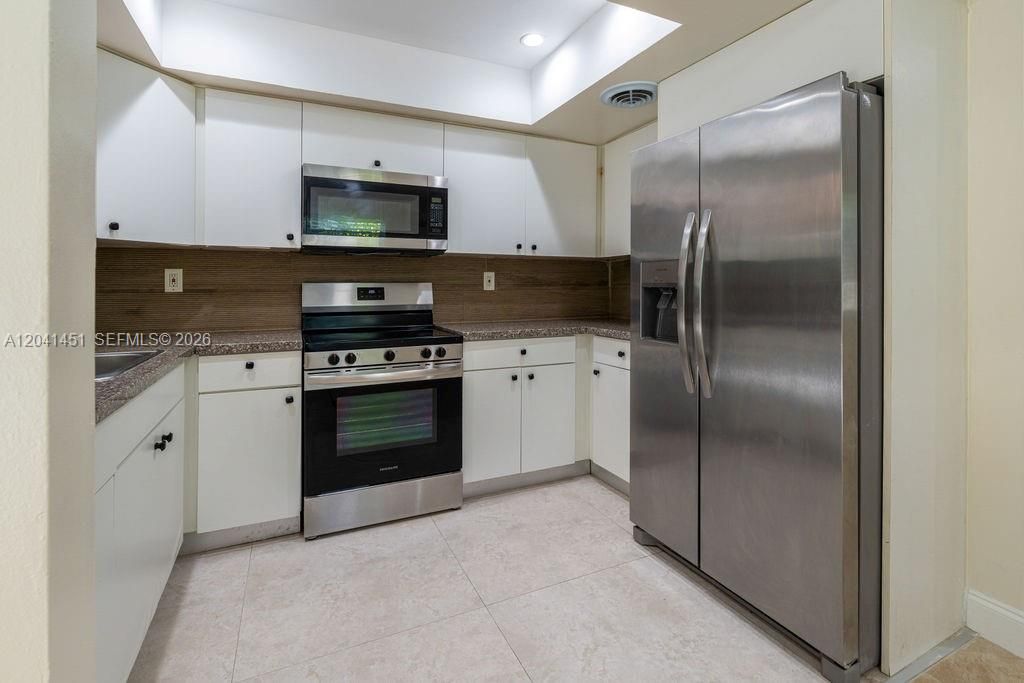 For Rent: $2,350 (2 beds, 1 baths, 890 Square Feet)