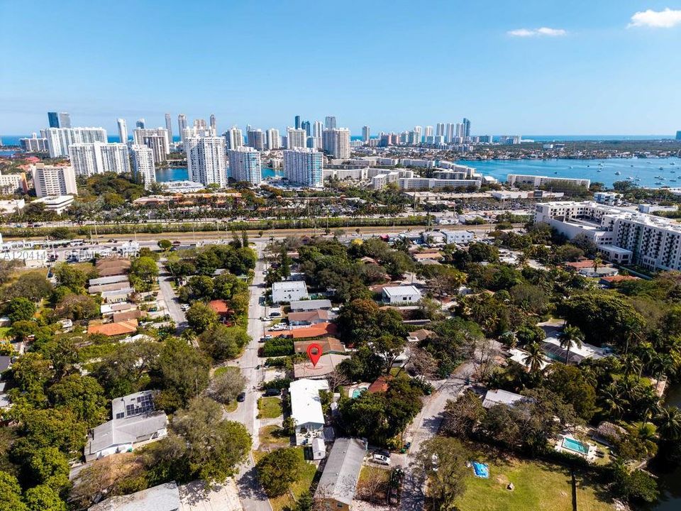 For Rent: $2,350 (2 beds, 1 baths, 890 Square Feet)