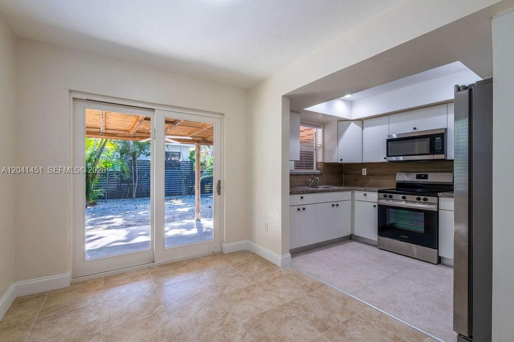 For Rent: $2,350 (2 beds, 1 baths, 890 Square Feet)