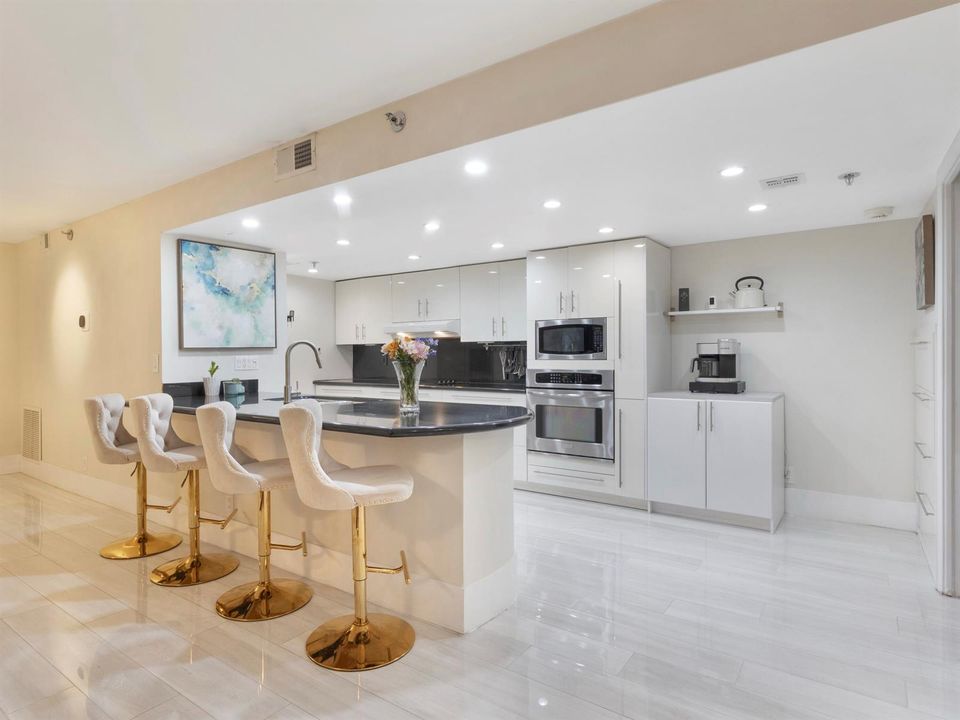 Kitchen Breakfast Bar
