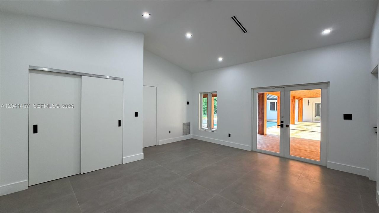 For Sale: $2,500,000 (6 beds, 4 baths, 3467 Square Feet)