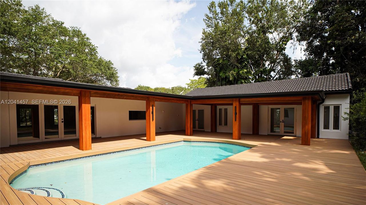 For Sale: $2,500,000 (6 beds, 4 baths, 3467 Square Feet)