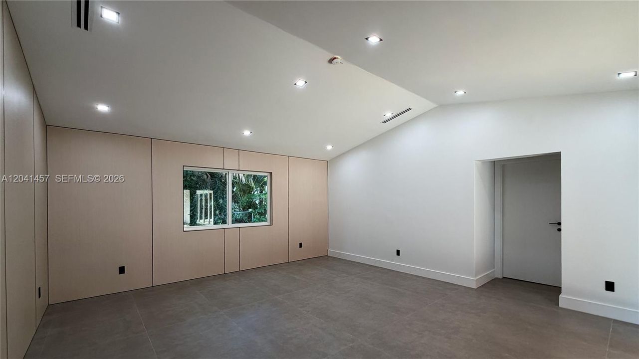 For Sale: $2,500,000 (6 beds, 4 baths, 3467 Square Feet)