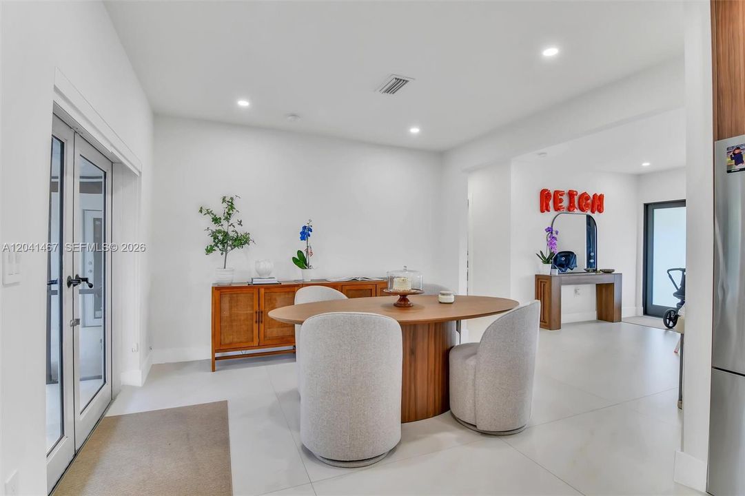 В аренду: $3,600 (2 спален, 1 ванн, 1174 Квадратных фут)