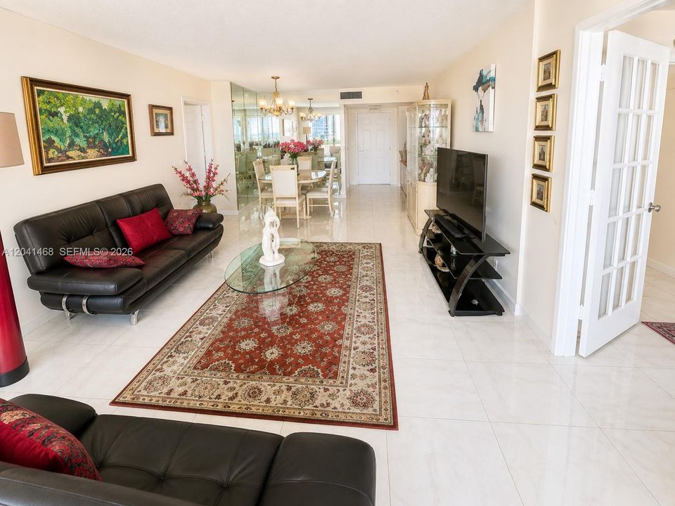 For Sale: $390,000 (2 beds, 2 baths, 1070 Square Feet)