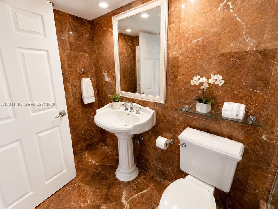 For Sale: $390,000 (2 beds, 2 baths, 1070 Square Feet)