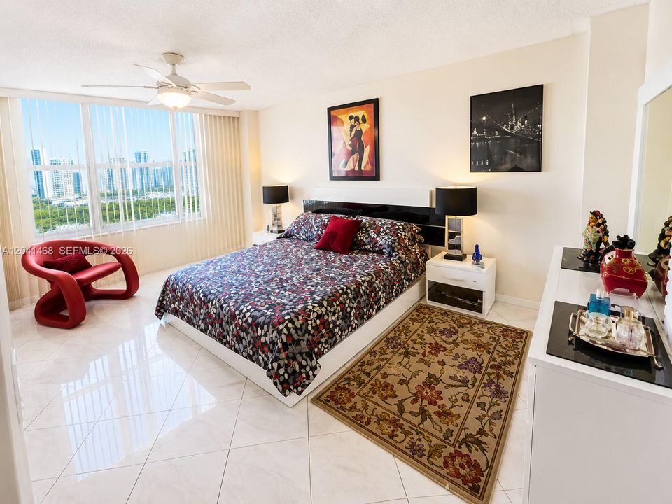 For Sale: $390,000 (2 beds, 2 baths, 1070 Square Feet)