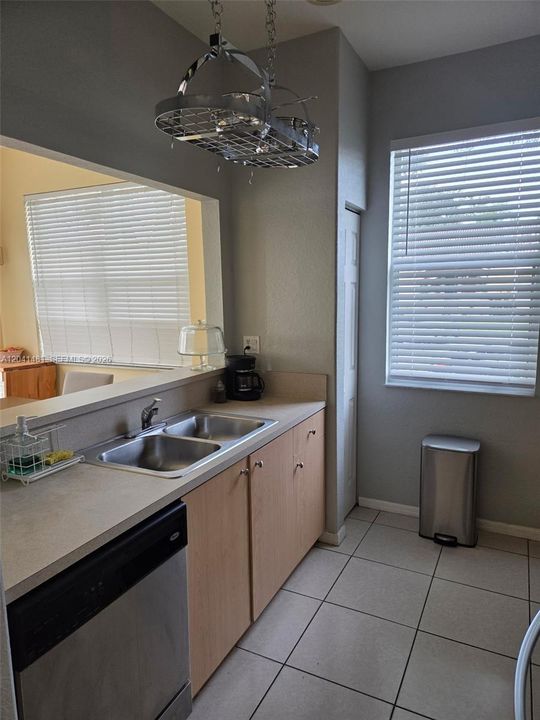 For Rent: $2,700 (3 beds, 2 baths, 1250 Square Feet)
