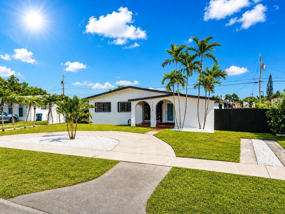 For Sale: $695,000 (4 beds, 2 baths, 1872 Square Feet)