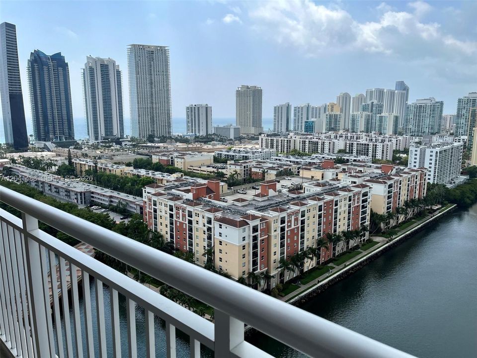 В аренду: $2,200 (1 спален, 1 ванн, 975 Квадратных фут)