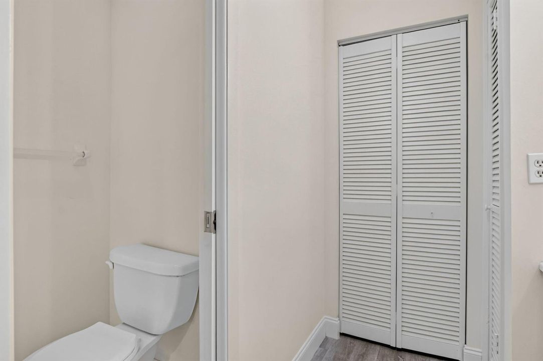 1/2 Bathroom