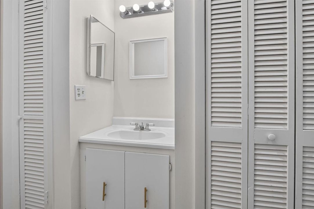 1/2 Bathroom