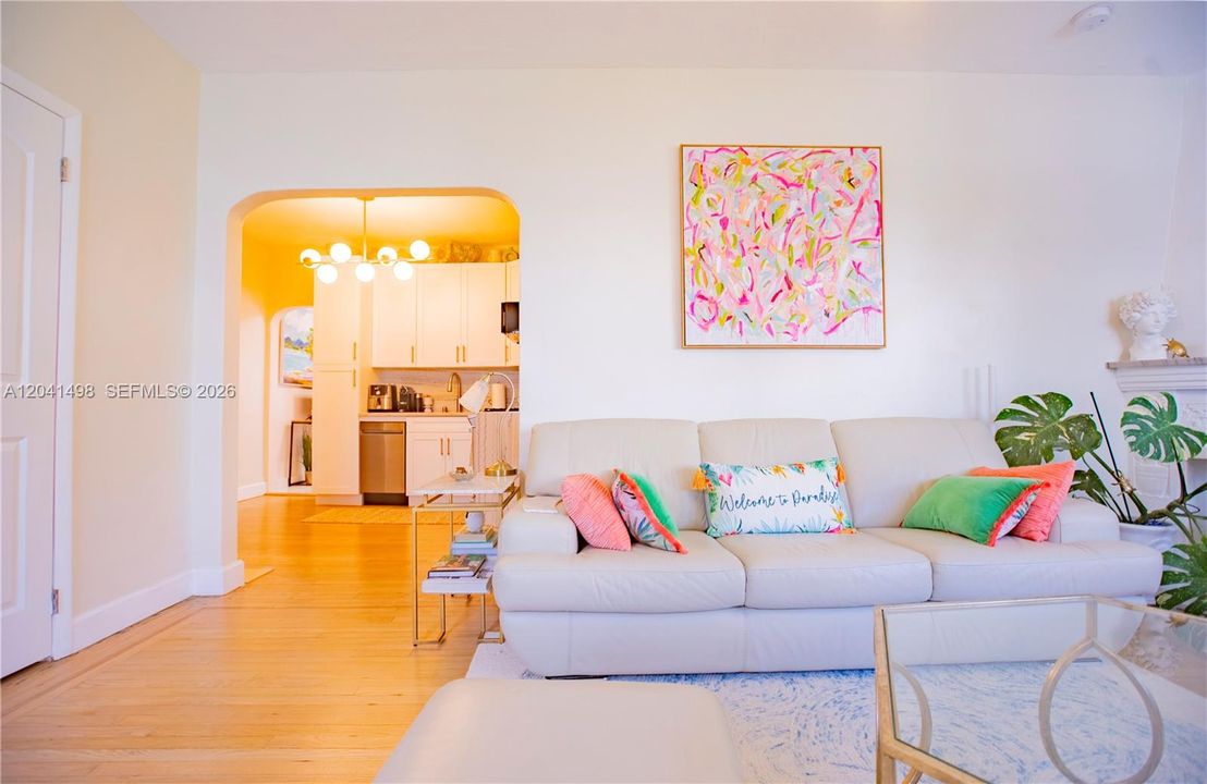 For Rent: $2,600 (2 beds, 1 baths, 696 Square Feet)