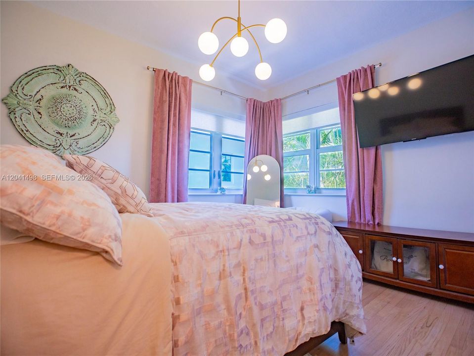 For Rent: $2,600 (2 beds, 1 baths, 696 Square Feet)