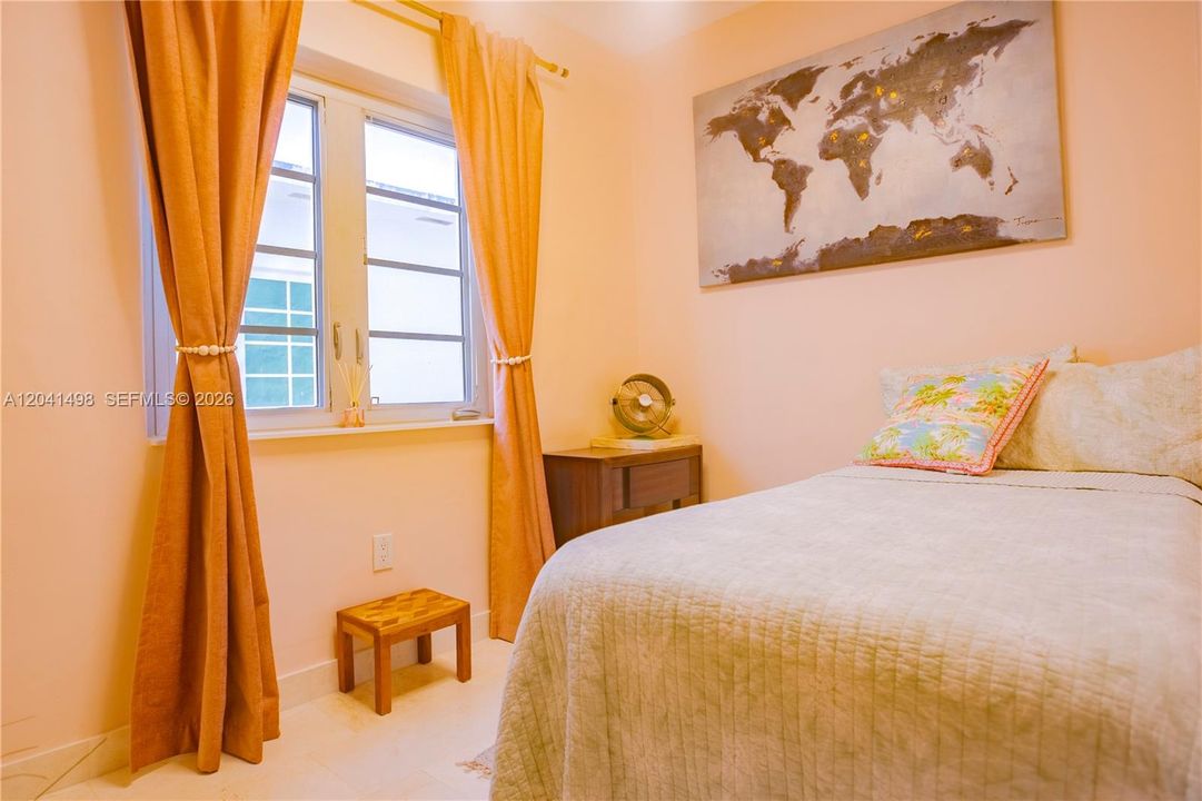 For Rent: $2,600 (2 beds, 1 baths, 696 Square Feet)