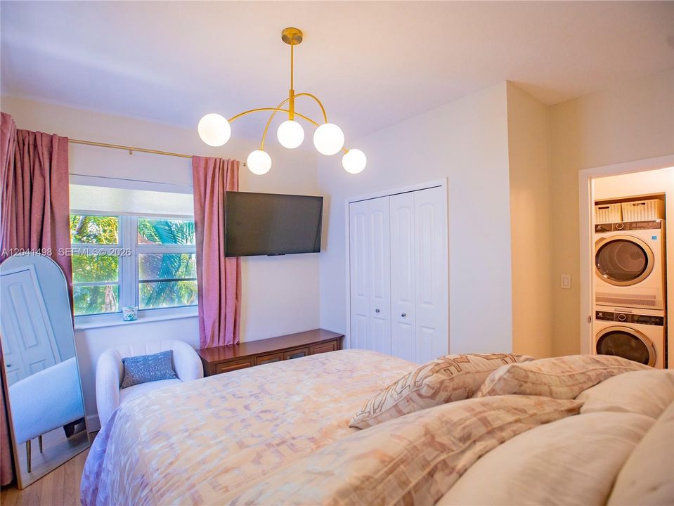 For Rent: $2,600 (2 beds, 1 baths, 696 Square Feet)