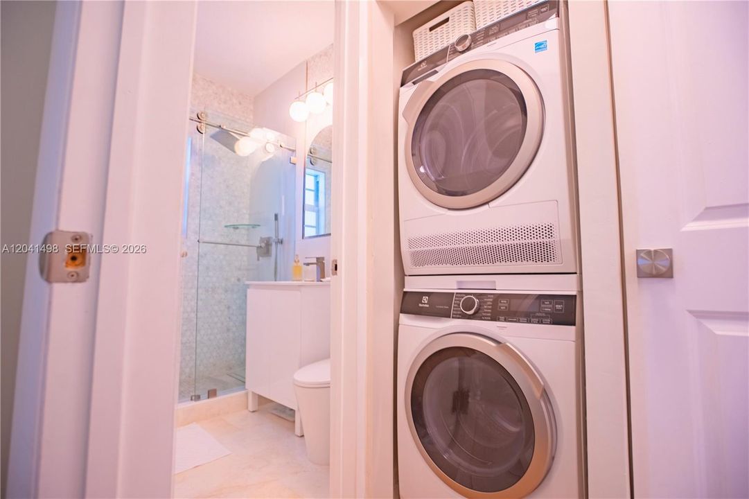 For Rent: $2,600 (2 beds, 1 baths, 696 Square Feet)