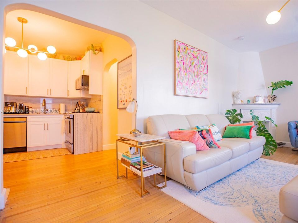 For Rent: $2,600 (2 beds, 1 baths, 696 Square Feet)