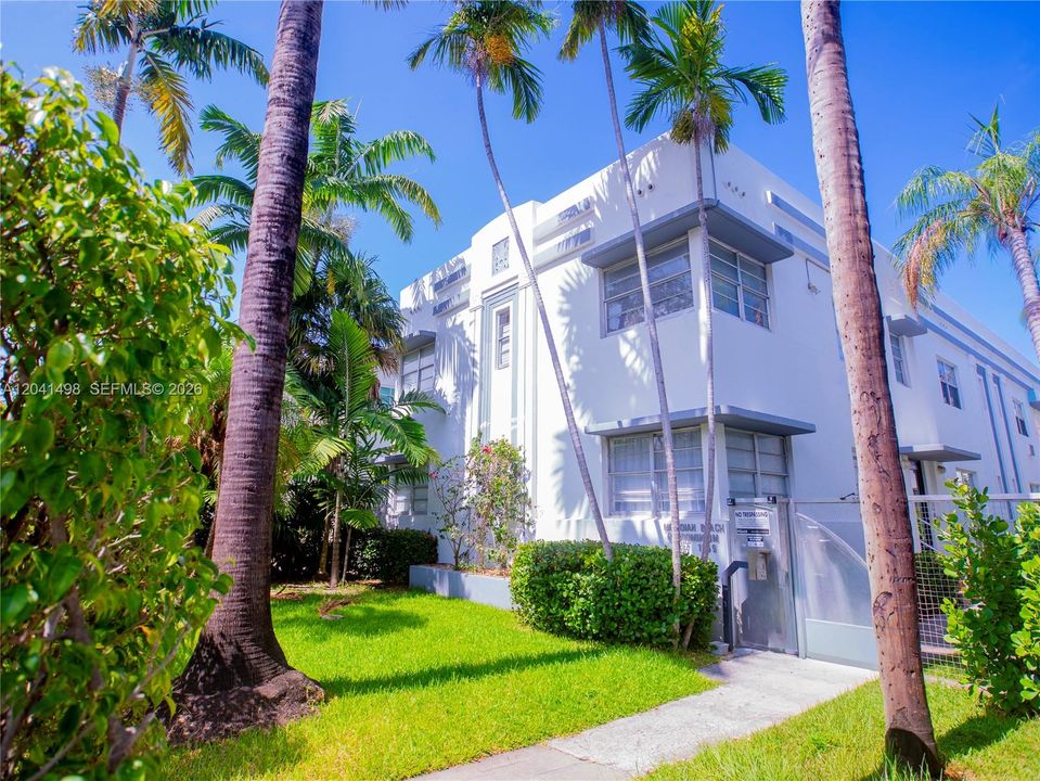 For Rent: $2,600 (2 beds, 1 baths, 696 Square Feet)