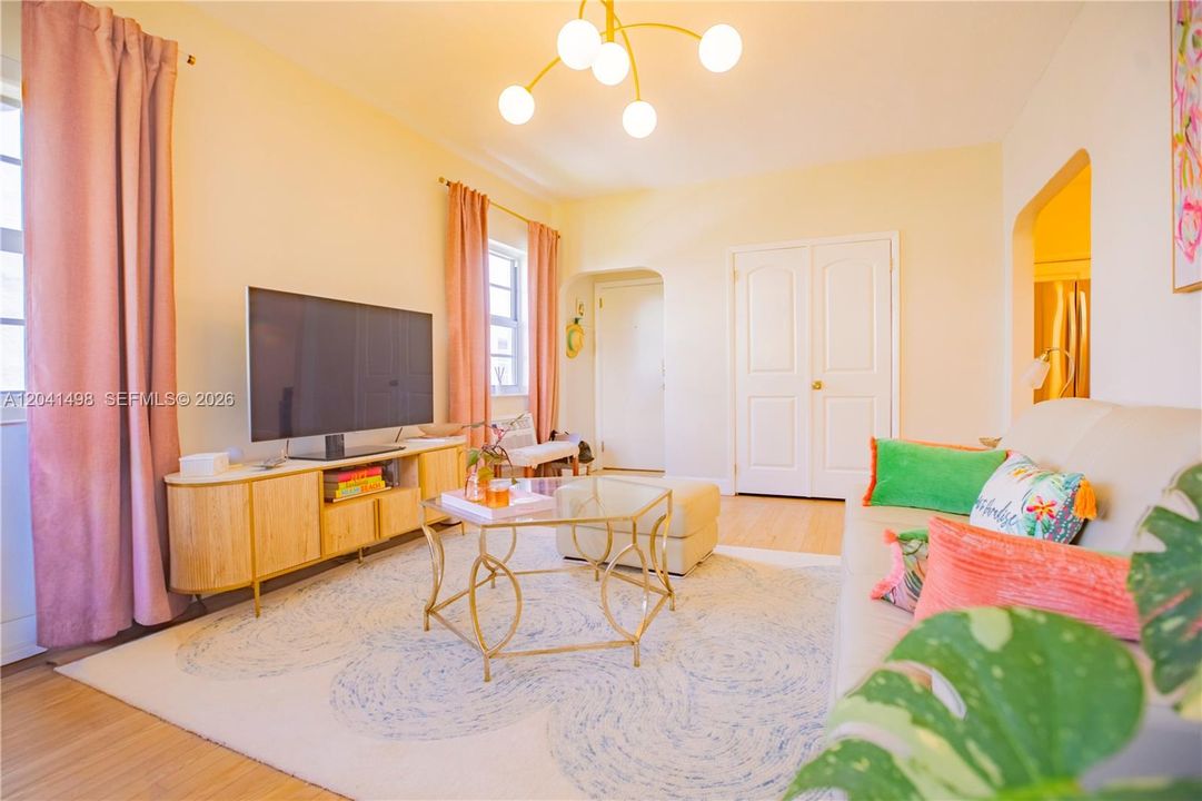 For Rent: $2,600 (2 beds, 1 baths, 696 Square Feet)