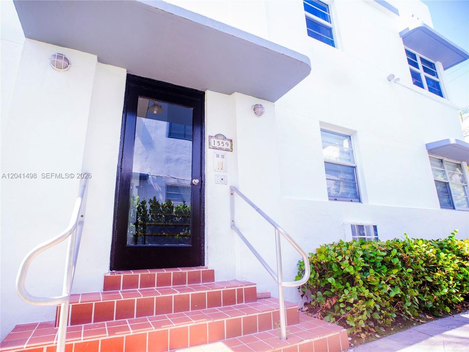 For Rent: $2,600 (2 beds, 1 baths, 696 Square Feet)