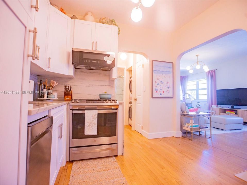 For Rent: $2,600 (2 beds, 1 baths, 696 Square Feet)