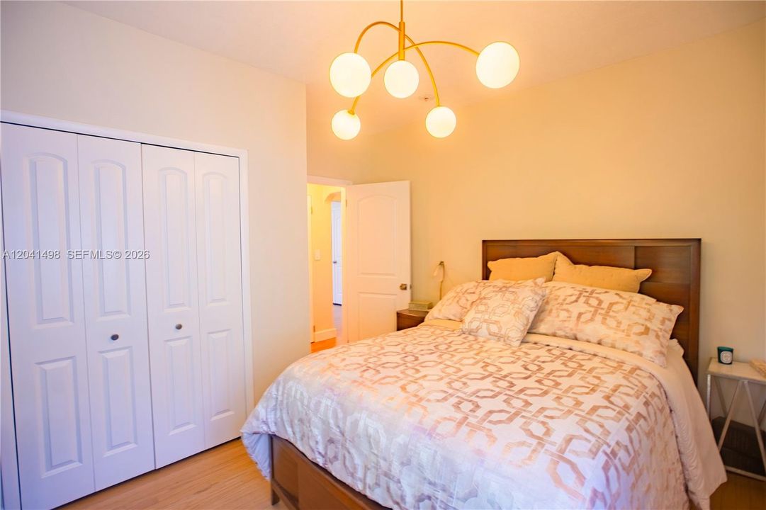 For Rent: $2,600 (2 beds, 1 baths, 696 Square Feet)