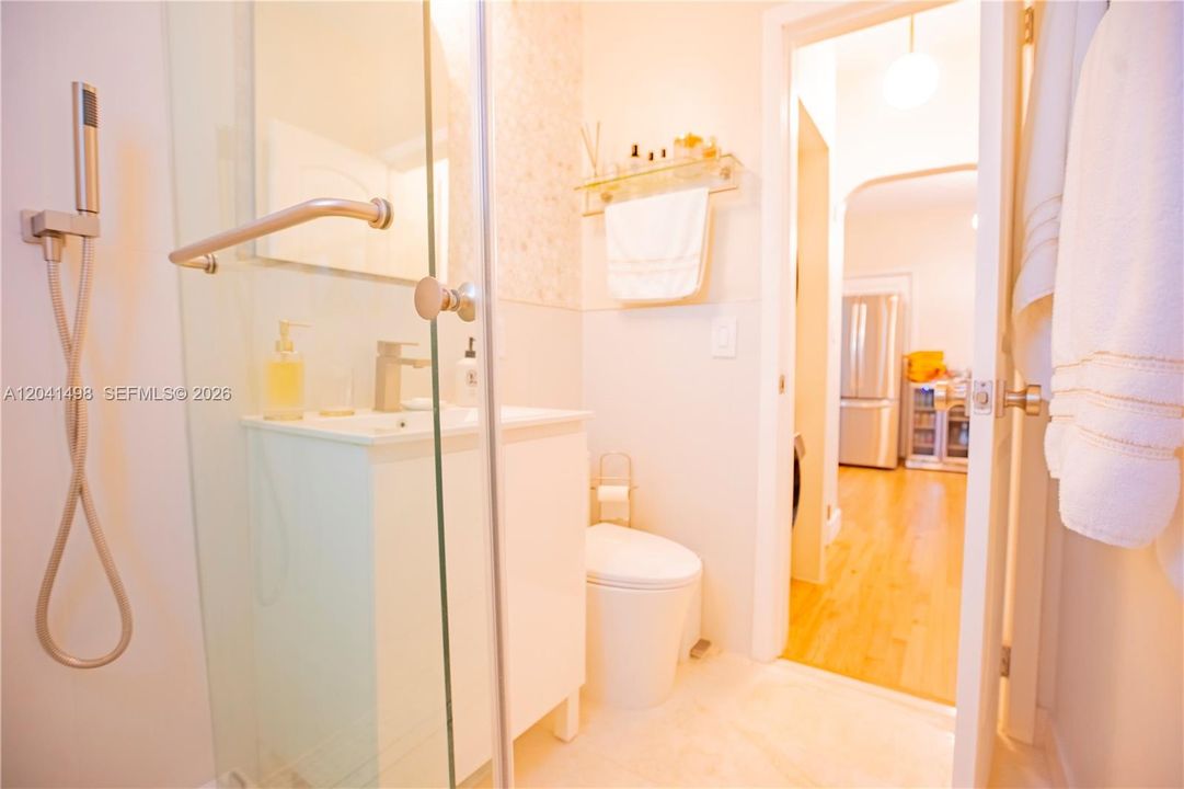 For Rent: $2,600 (2 beds, 1 baths, 696 Square Feet)