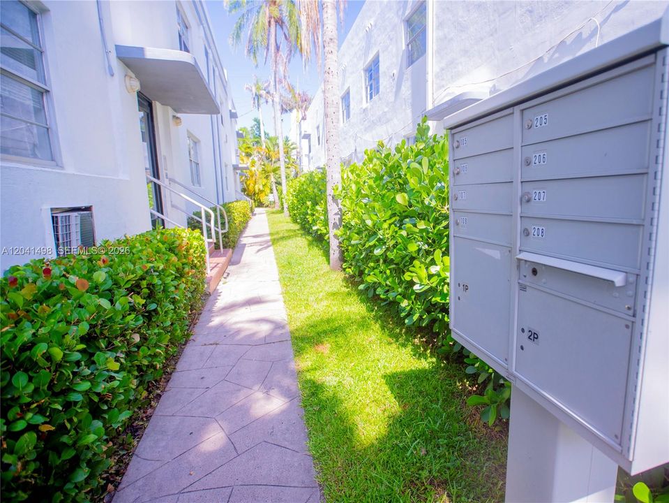 For Rent: $2,600 (2 beds, 1 baths, 696 Square Feet)