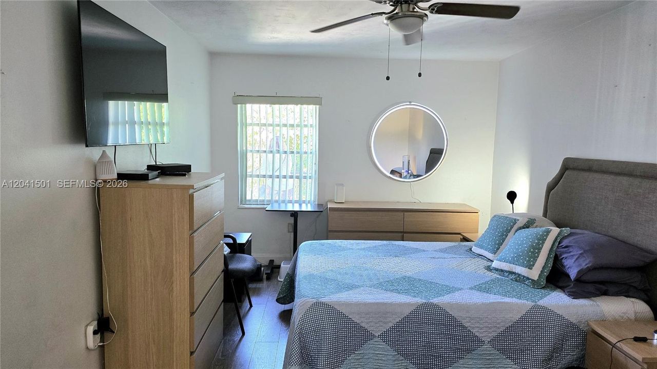 For Sale: $250,000 (1 beds, 1 baths, 677 Square Feet)