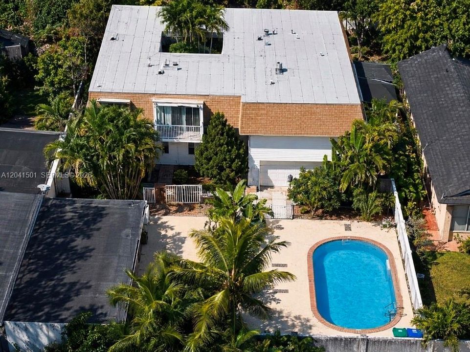 For Sale: $250,000 (1 beds, 1 baths, 677 Square Feet)