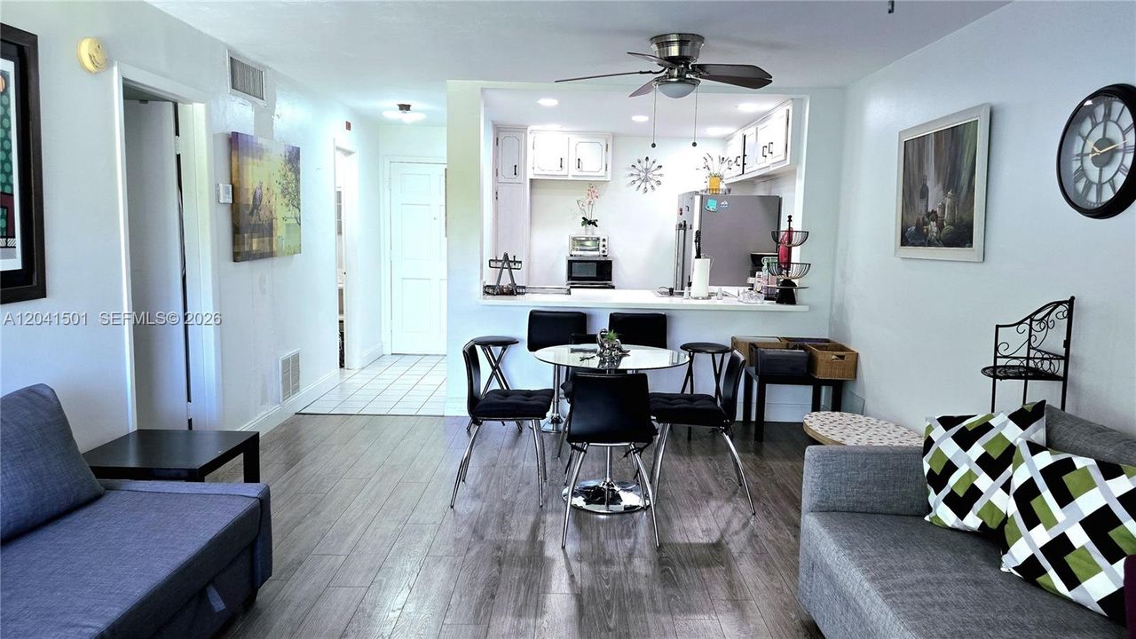 For Sale: $250,000 (1 beds, 1 baths, 677 Square Feet)