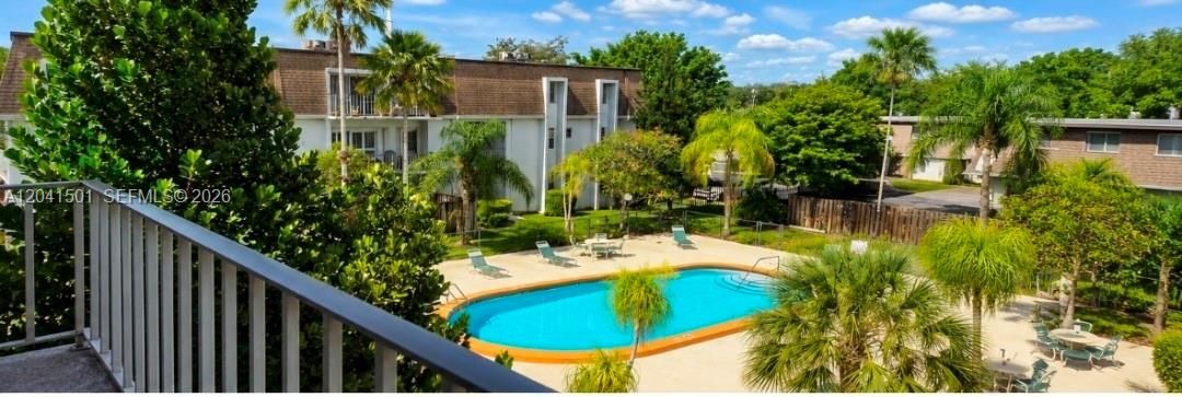 For Sale: $250,000 (1 beds, 1 baths, 677 Square Feet)