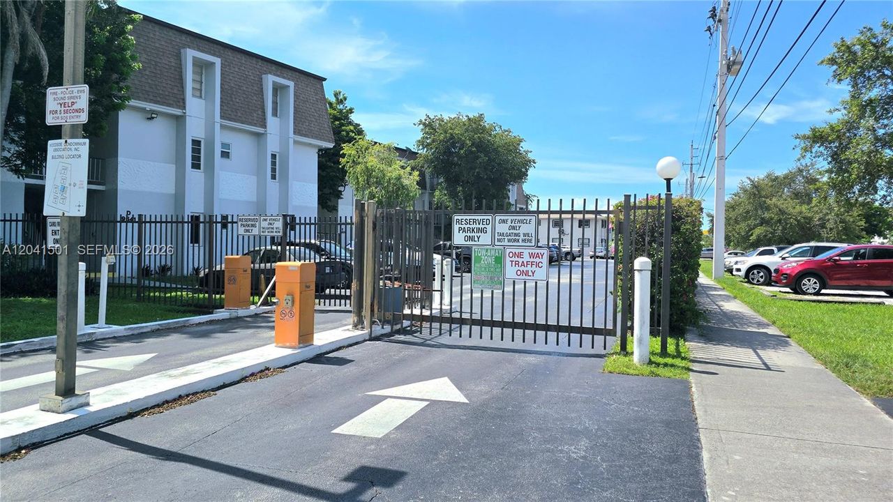 For Sale: $250,000 (1 beds, 1 baths, 677 Square Feet)