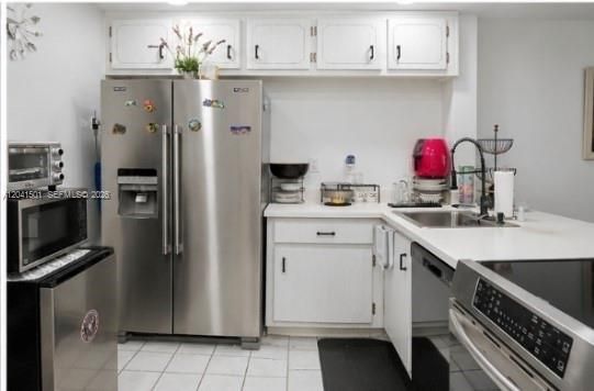 For Sale: $250,000 (1 beds, 1 baths, 677 Square Feet)