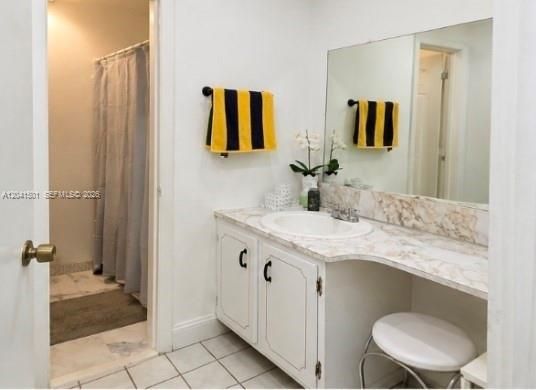 For Sale: $250,000 (1 beds, 1 baths, 677 Square Feet)