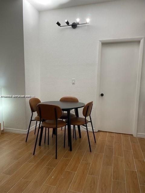В аренду: $2,350 (2 спален, 1 ванн, 580 Квадратных фут)