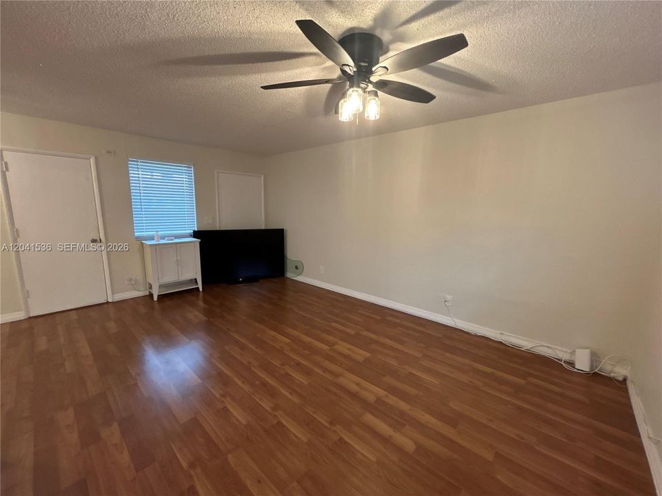 For Sale: $137,000 (1 beds, 1 baths, 665 Square Feet)
