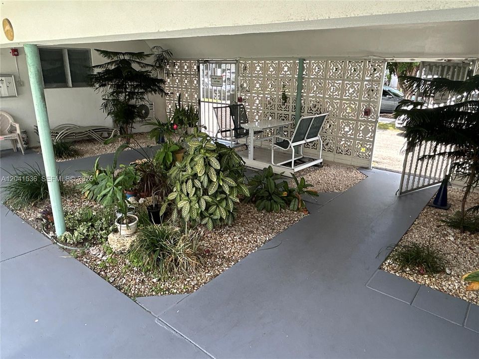 For Sale: $137,000 (1 beds, 1 baths, 665 Square Feet)