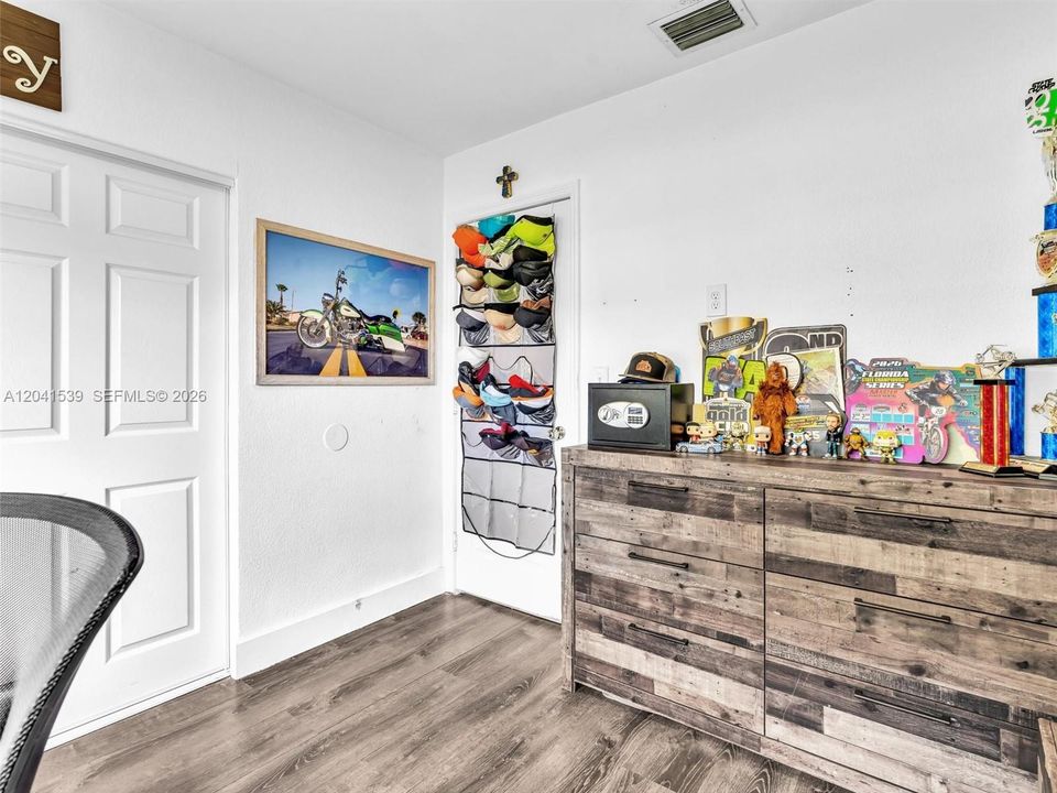 En Venta: $689,000 (4 camas, 2 baños, 1534 Pies cuadrados)