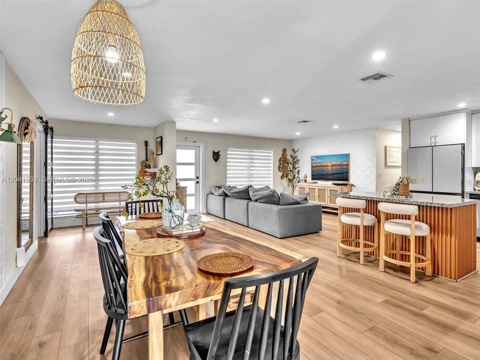 En Venta: $689,000 (4 camas, 2 baños, 1534 Pies cuadrados)