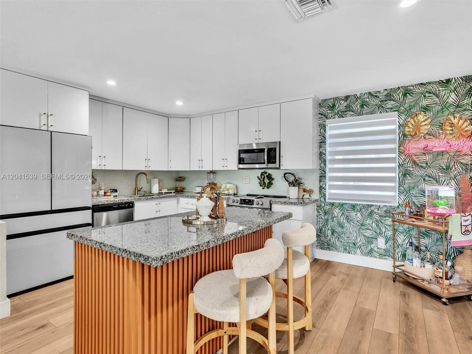 En Venta: $689,000 (4 camas, 2 baños, 1534 Pies cuadrados)