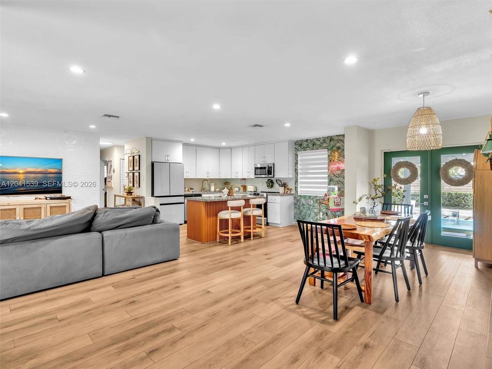 En Venta: $689,000 (4 camas, 2 baños, 1534 Pies cuadrados)