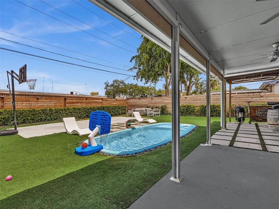 En Venta: $689,000 (4 camas, 2 baños, 1534 Pies cuadrados)