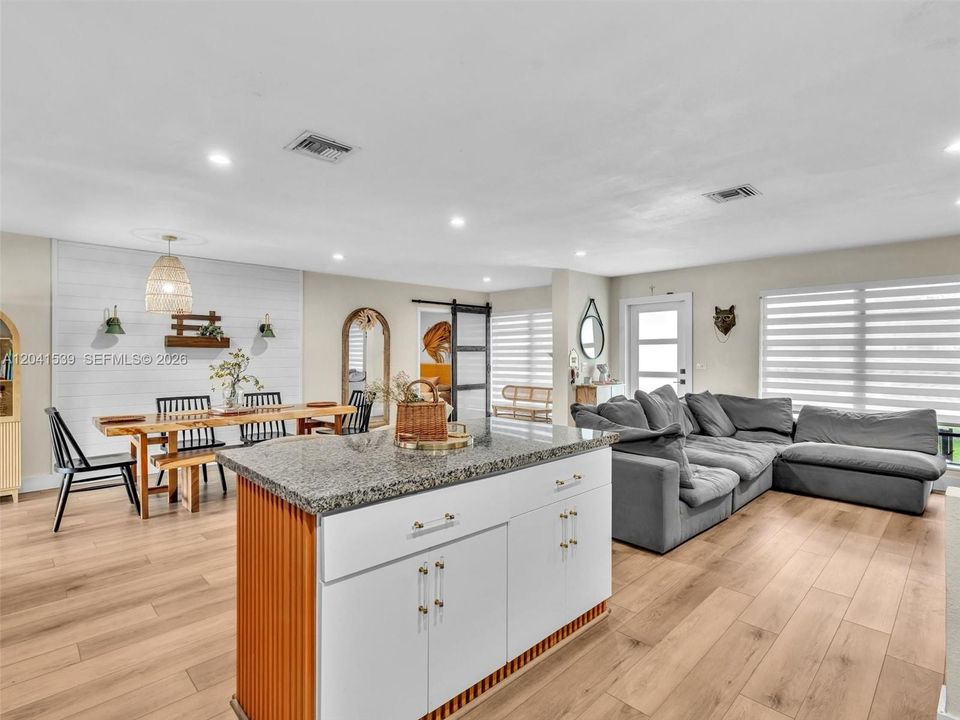 En Venta: $689,000 (4 camas, 2 baños, 1534 Pies cuadrados)