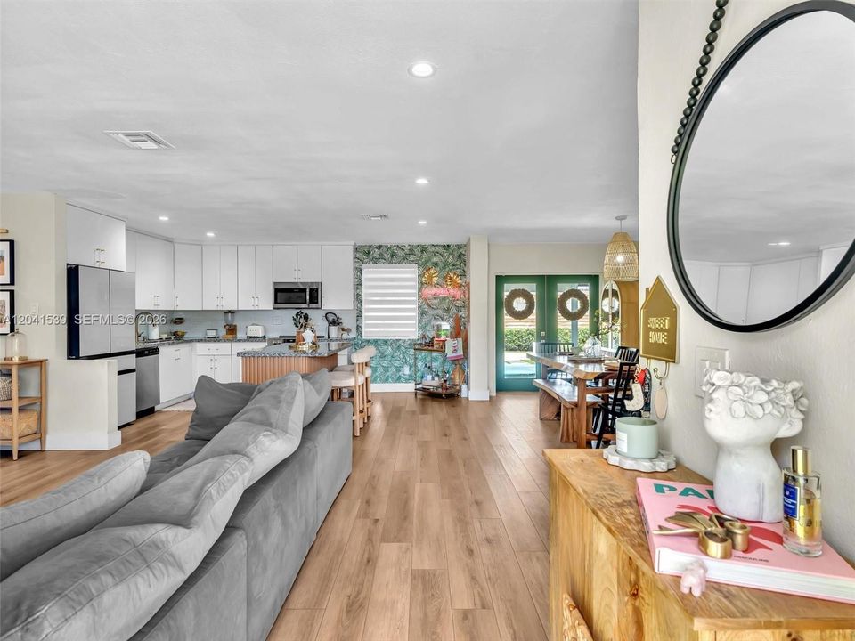 En Venta: $689,000 (4 camas, 2 baños, 1534 Pies cuadrados)
