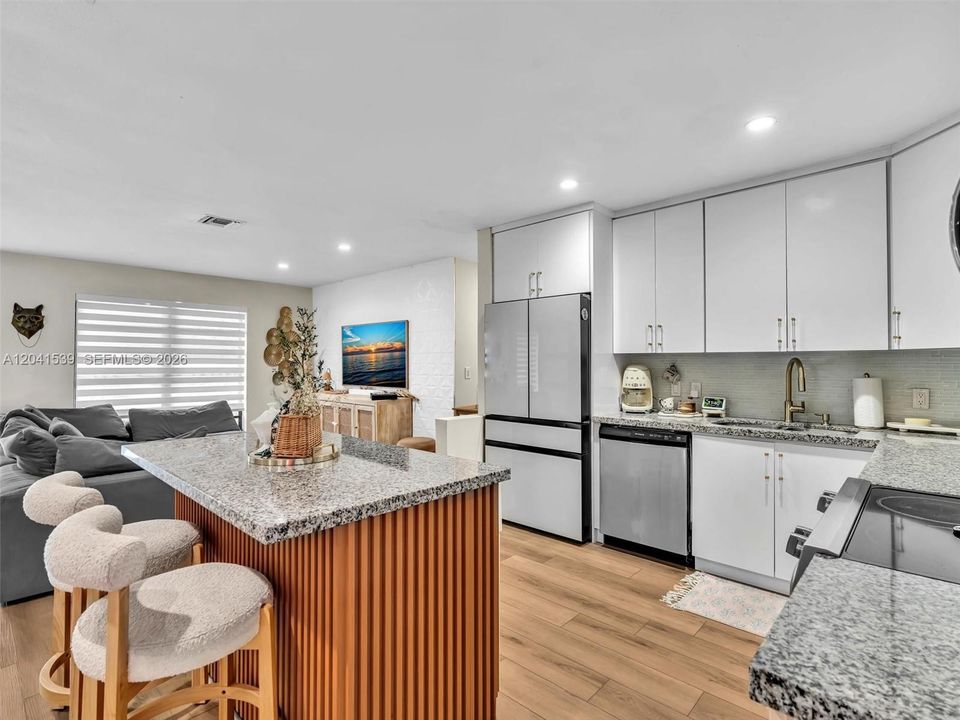 En Venta: $689,000 (4 camas, 2 baños, 1534 Pies cuadrados)