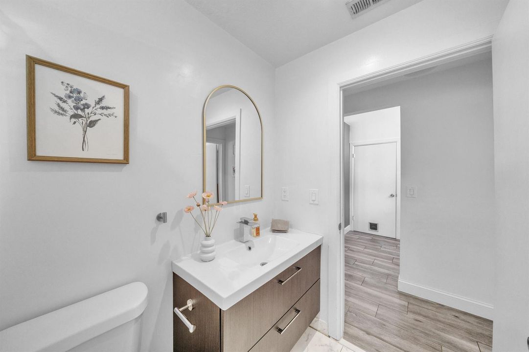 6 Guest Bathroom (5)